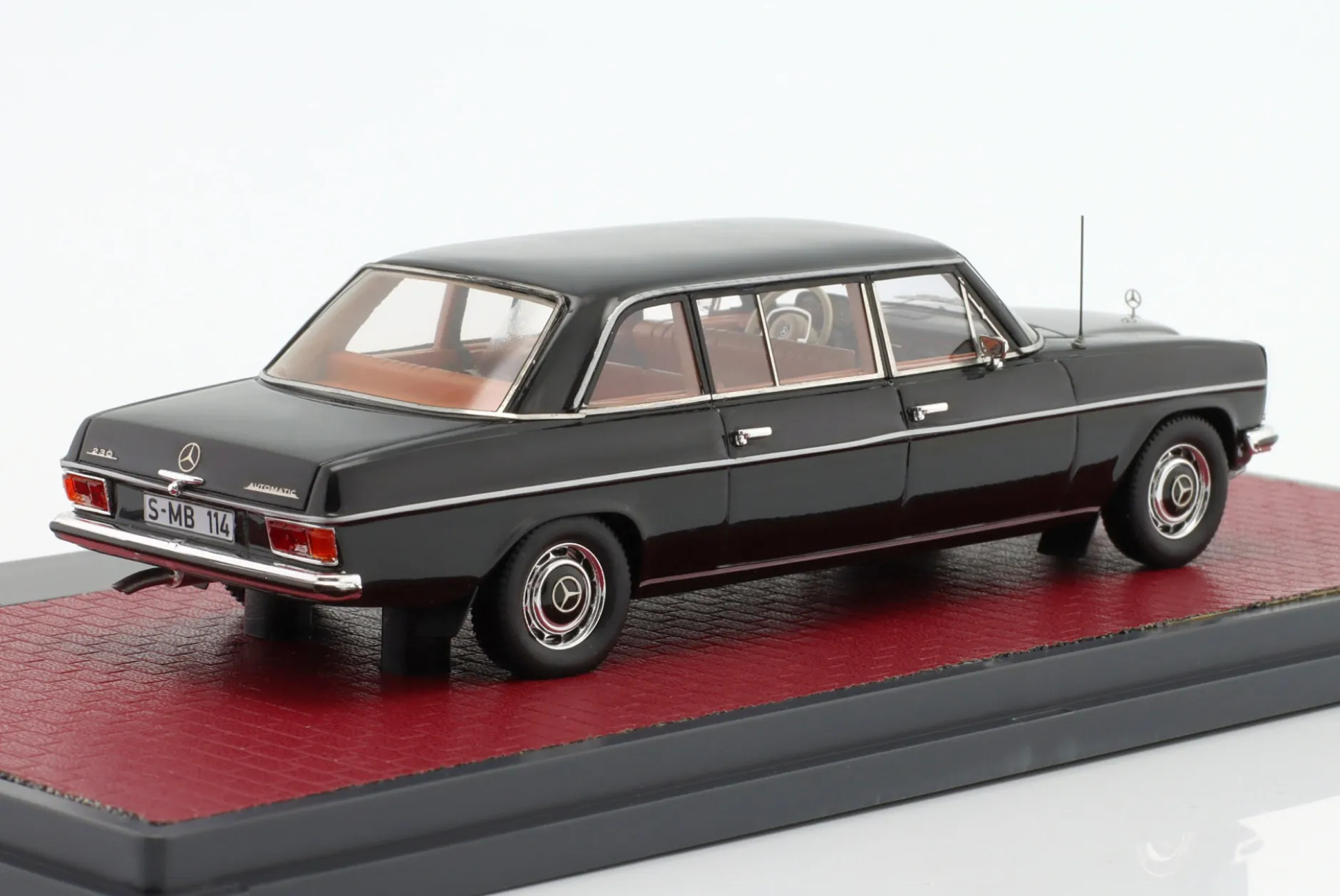 Mercedes-Benz V114 Lang Baujahr 1969 schwarz 1:43 Matrix