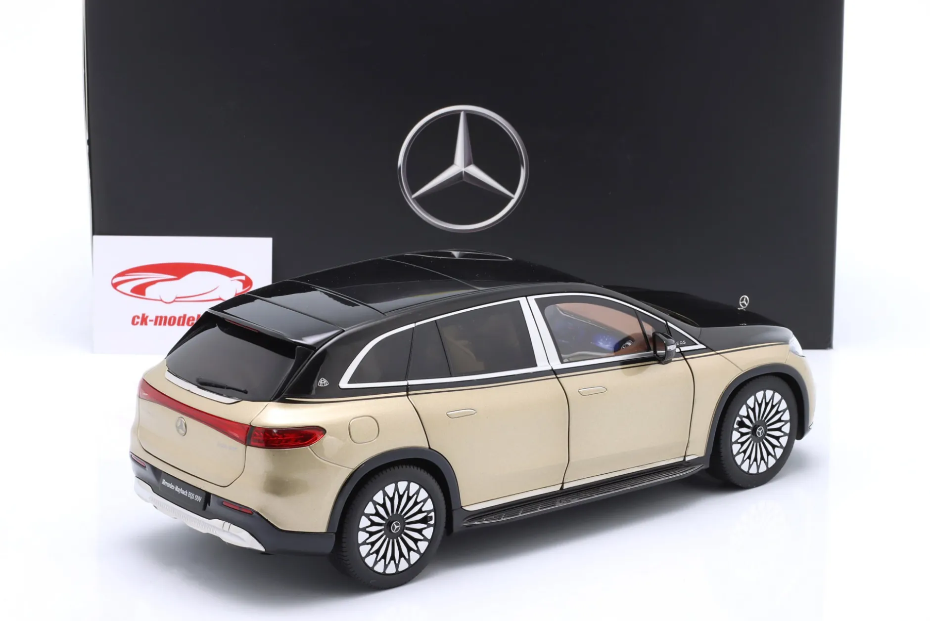Mercedes-Maybach EQS 680 SUV (Z296) 2024 obsidianschwarz / kalaharigold metallic 1:18 NZG