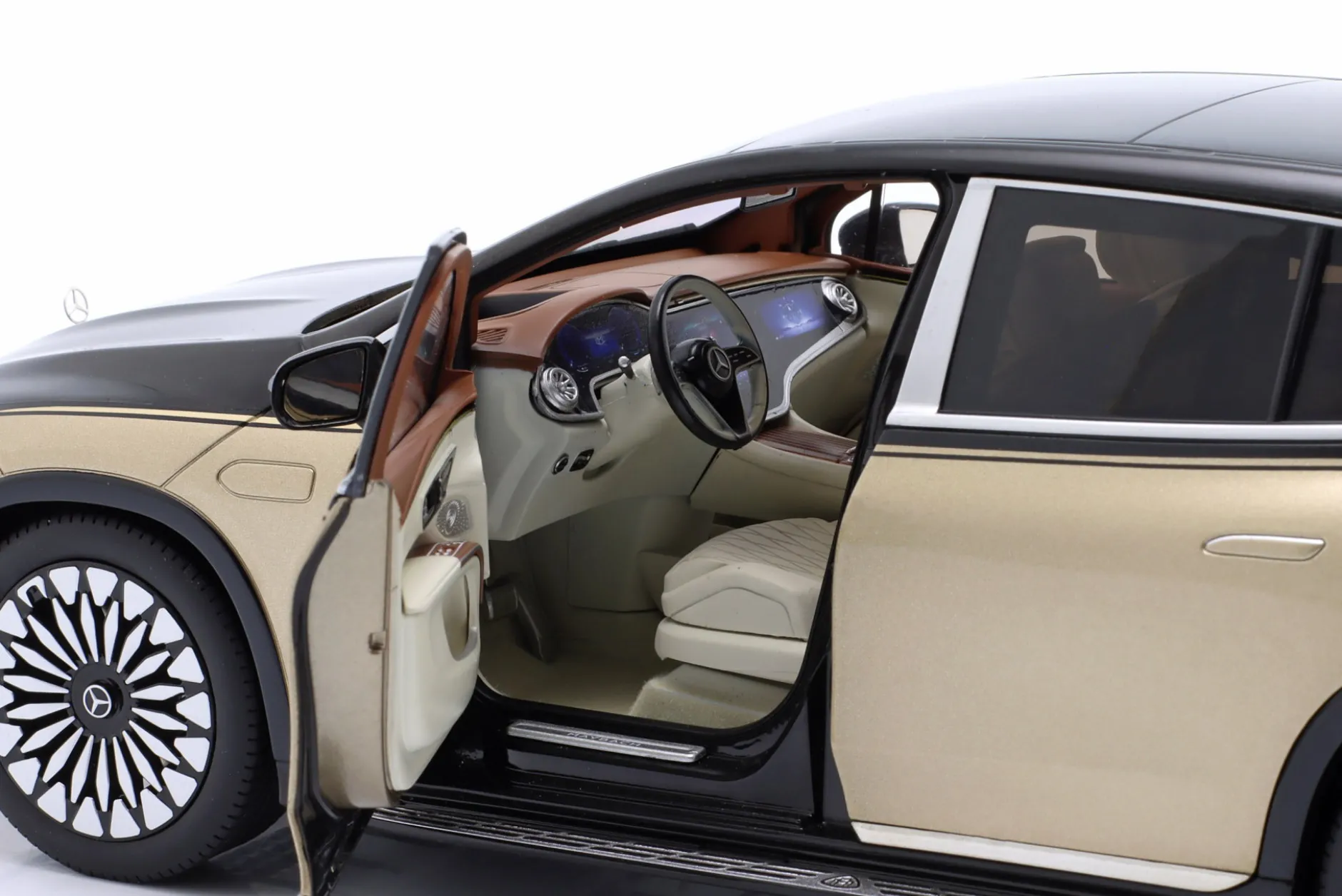 Mercedes-Maybach EQS 680 SUV (Z296) 2024 obsidianschwarz / kalaharigold metallic 1:18 NZG