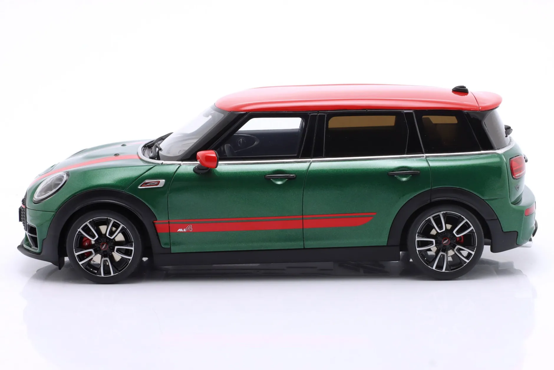 Mini Clubman (F54) JCW Baujahr 2021 britisch grün 1:18 OttOmobile