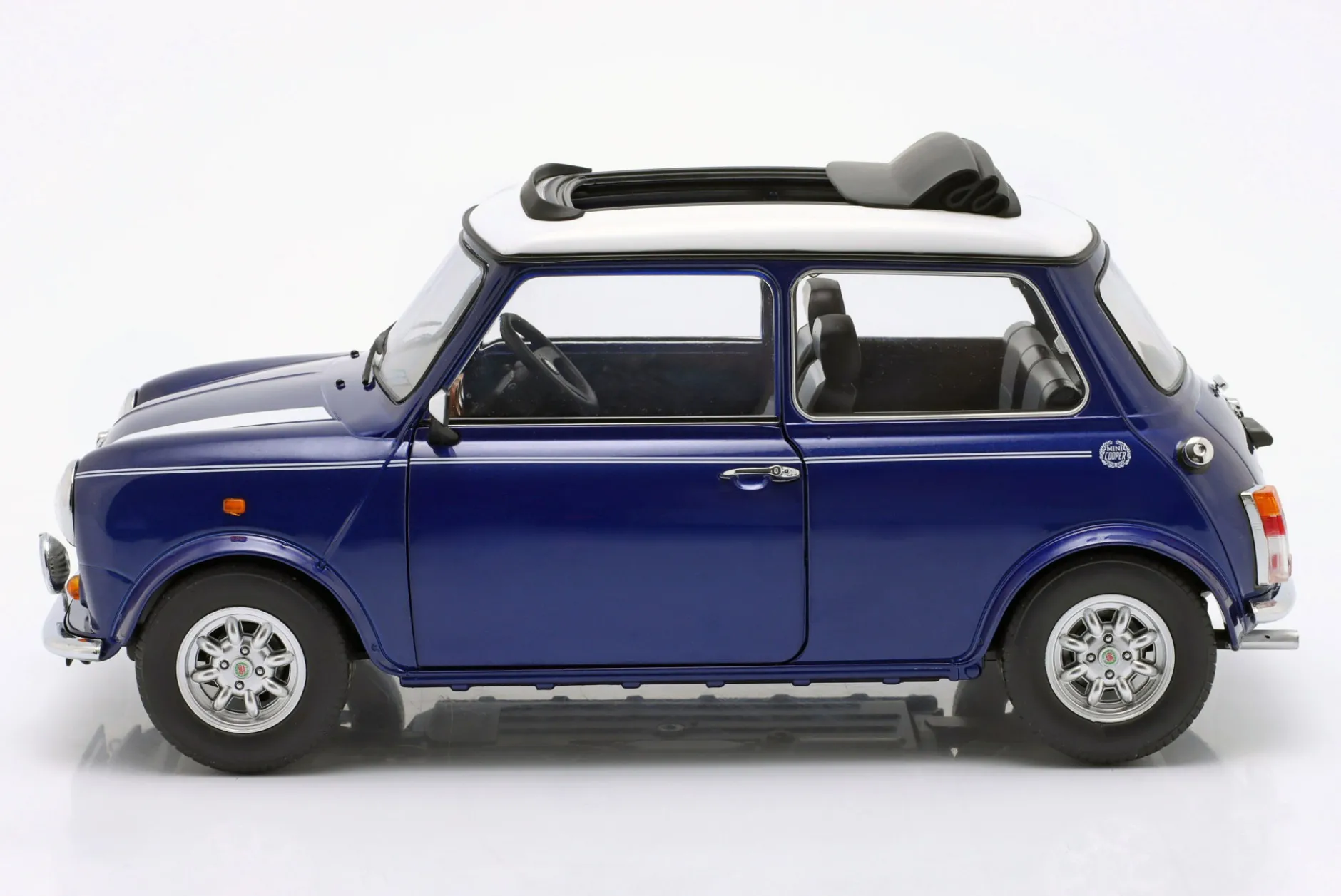 Mini Cooper mit Schiebedach blau metallic / weiß RHD 1:12 KK-Scale