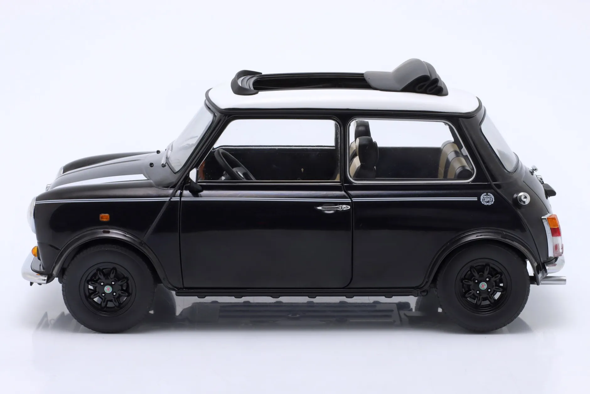 Mini Cooper mit Schiebedach schwarz metallic / weiß LHD 1:12 KK-Scale
