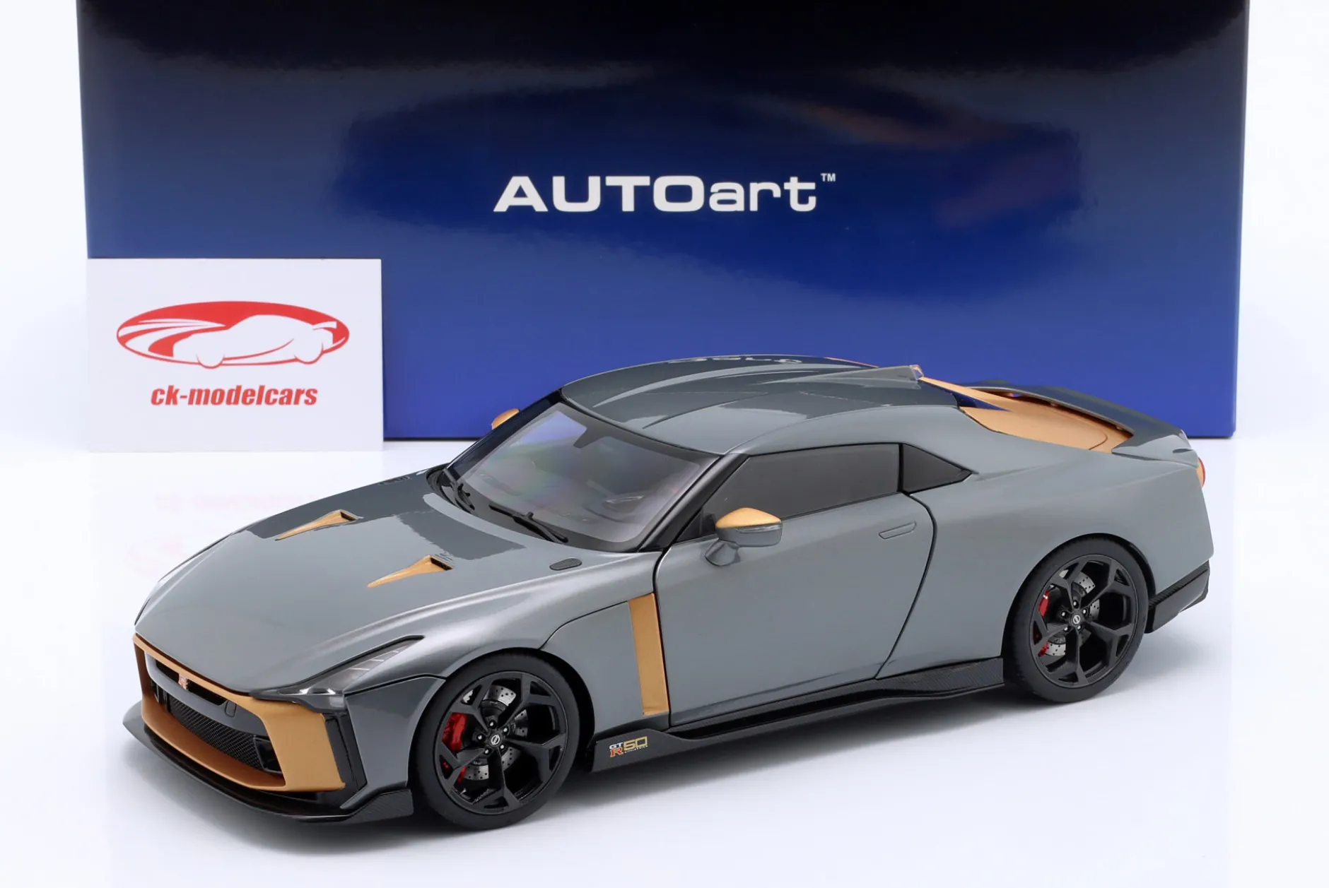 Nissan GT-R50 Baujahr 2020 silber, gold 1:18 AUTOart