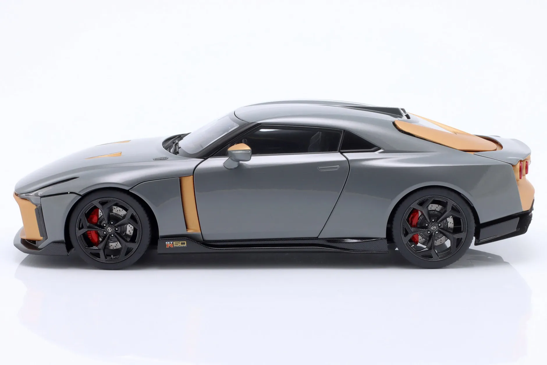 Nissan GT-R50 Baujahr 2020 silber, gold 1:18 AUTOart
