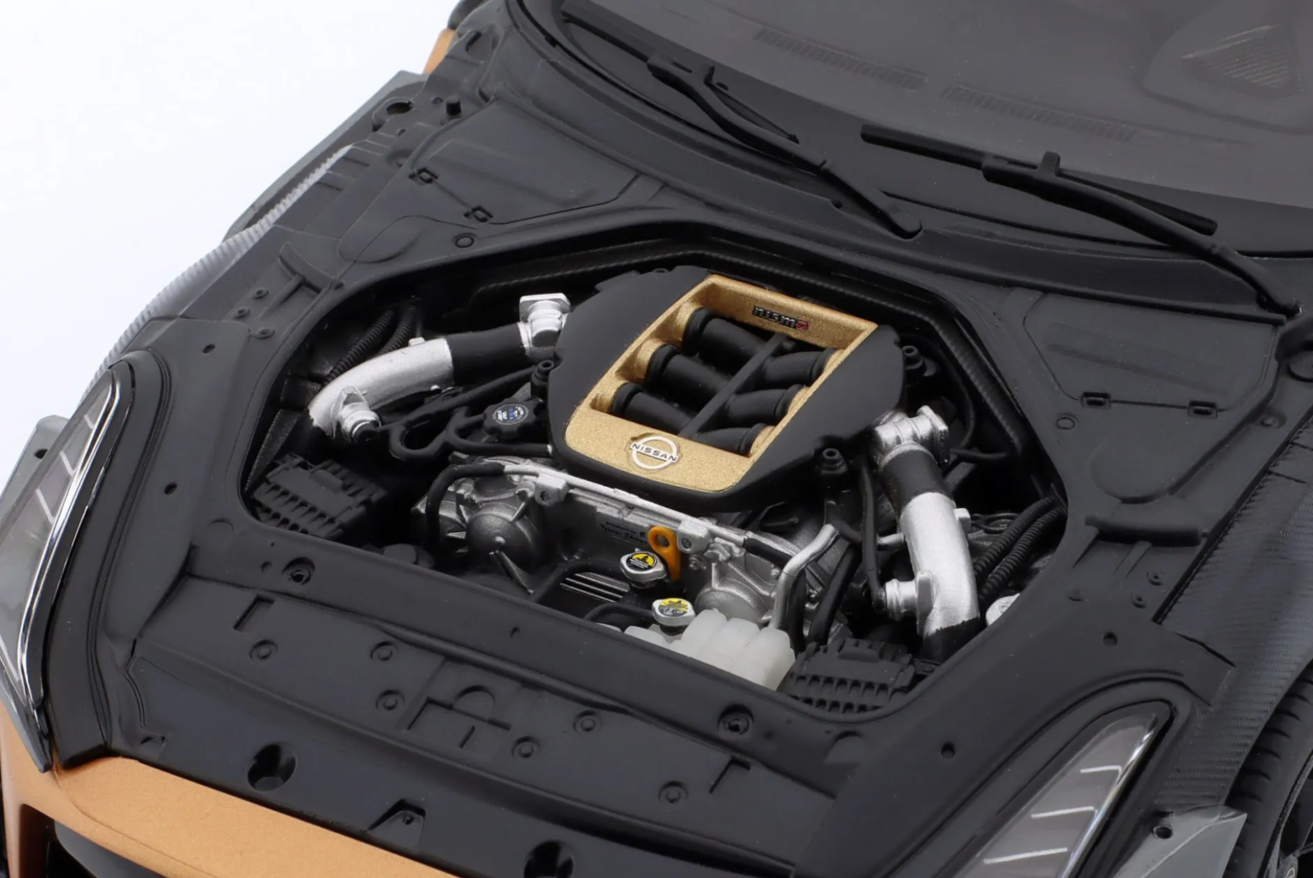 Nissan GT-R50 Baujahr 2020 silber, gold 1:18 AUTOart