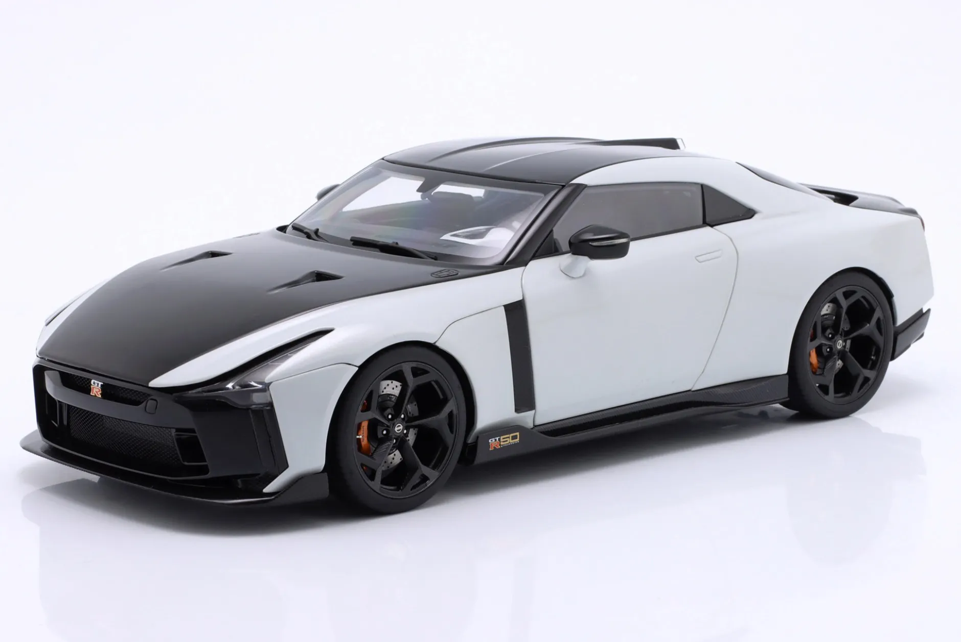 Nissan GT-R50 by Italdesign 2020 weiß metallic / schwarz 1:18 AUTOart