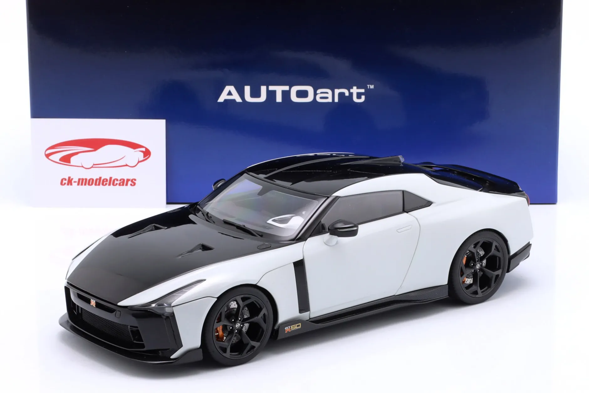 Nissan GT-R50 by Italdesign 2020 weiß metallic / schwarz 1:18 AUTOart