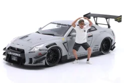 Nissan GT-R (R35) LBWK Bodykit Type 2.0 2024 mattgrau mit Figur 1:18 Solido