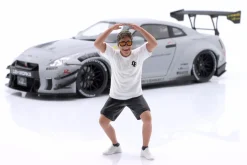Nissan GT-R (R35) LBWK Bodykit Type 2.0 2024 mattgrau mit Figur 1:18 Solido