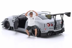 Nissan GT-R (R35) LBWK Bodykit Type 2.0 2024 mattgrau mit Figur 1:18 Solido