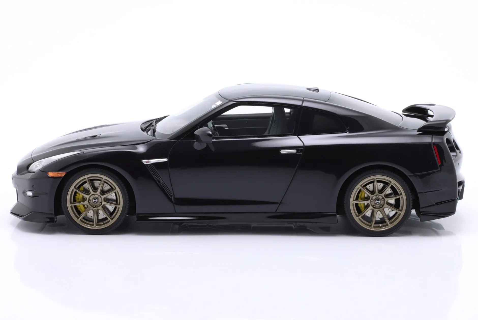 Nissan GT-R Takumi Edition Baujahr 2024 dunkellila 1:18 GT-Spirit