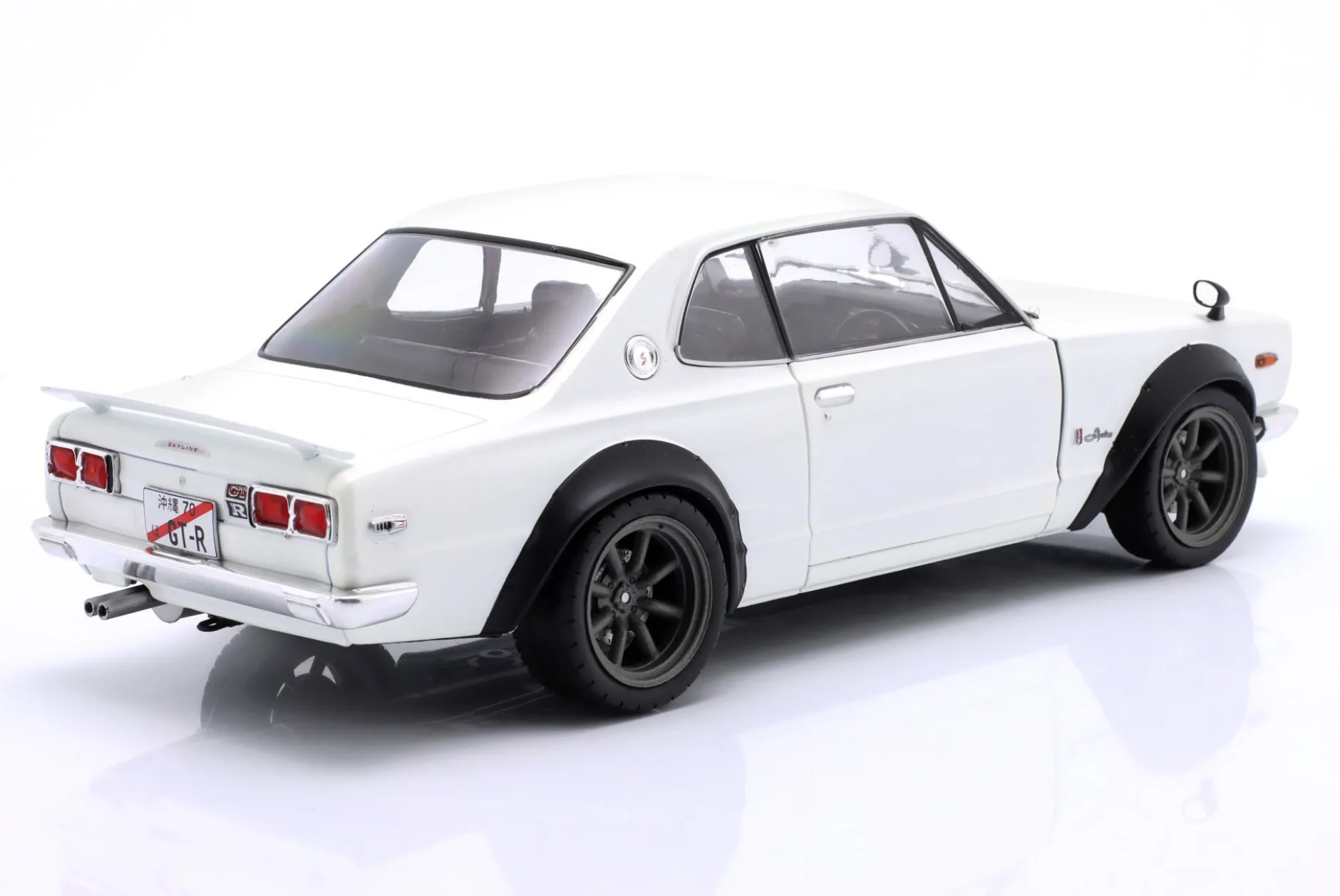 Nissan Skyline (C10) Hakosuka Solido Works 1970 perlweiß 1:18 Solido