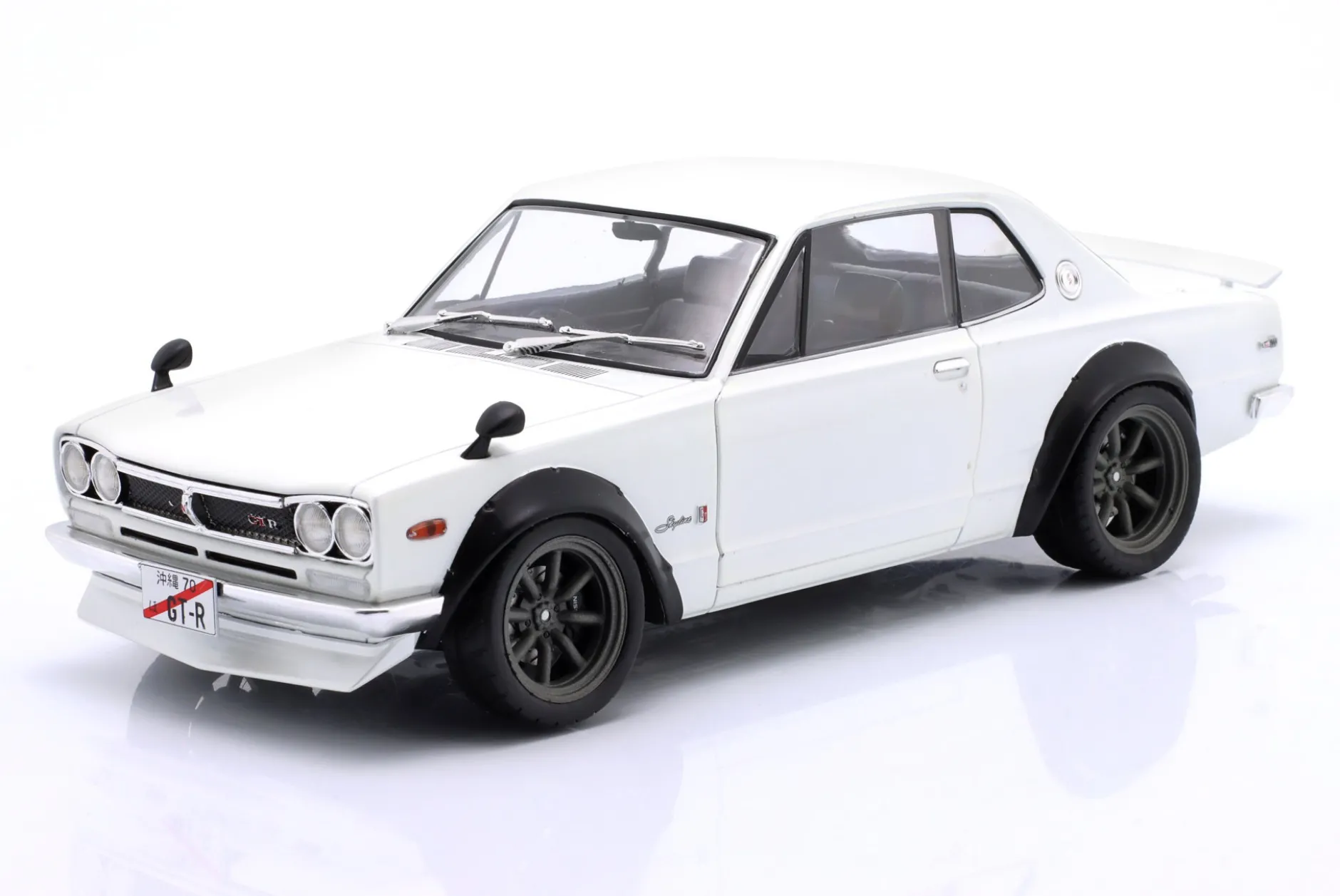 Nissan Skyline (C10) Hakosuka Solido Works 1970 perlweiß 1:18 Solido