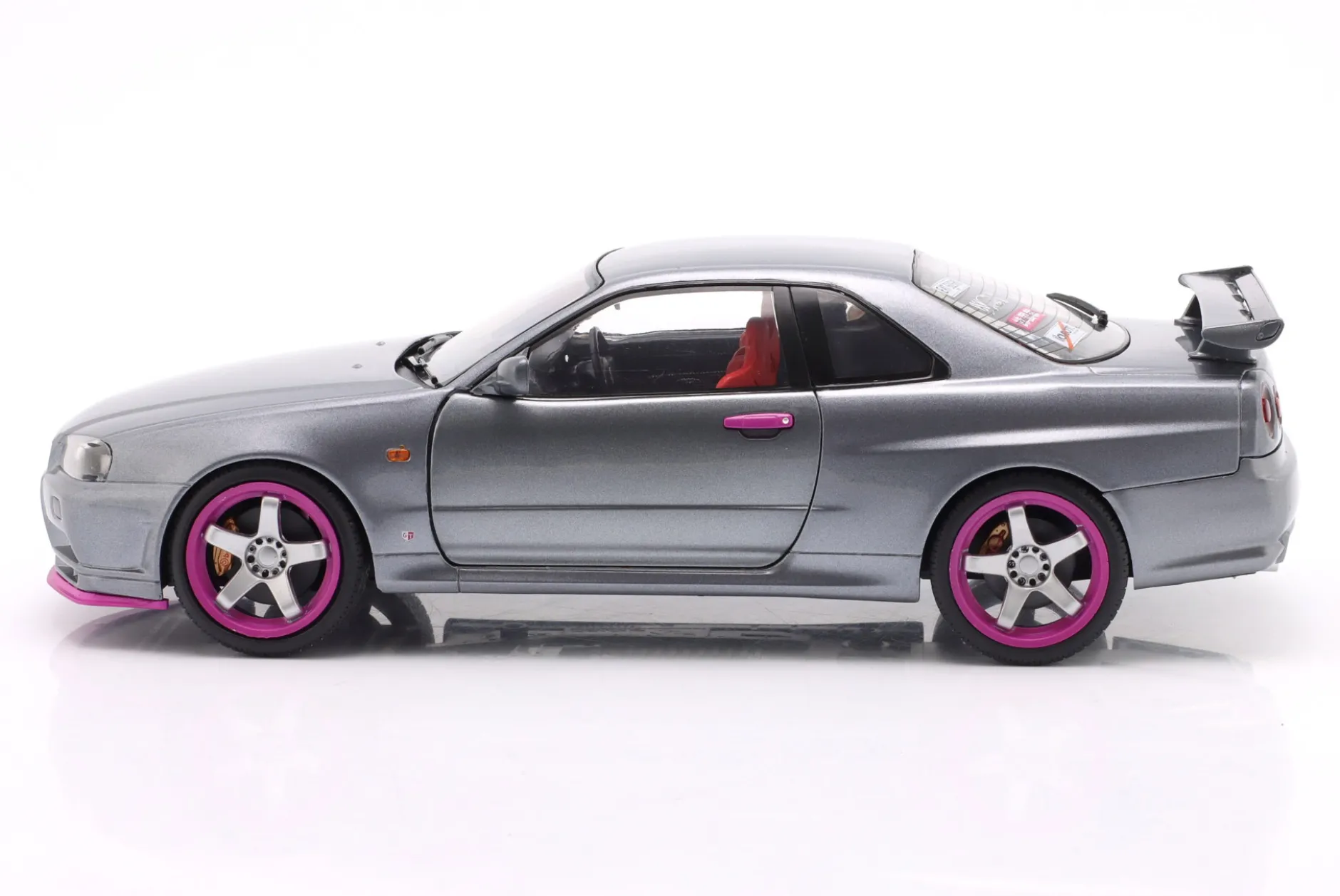 Nissan Skyline GT-R (R34) Baujahr 1999 silbergrau metallic / lila 1:18 Solido
