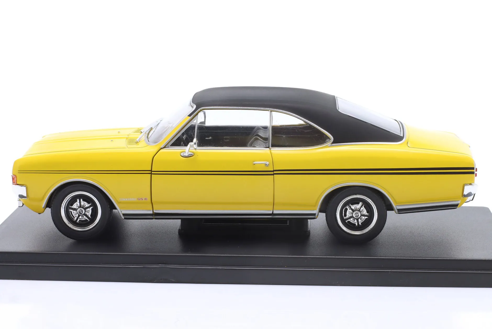 Opel Commodore A GS/E Coupe Baujahr 1970 gelb / schwarz 1:24 Hachette
