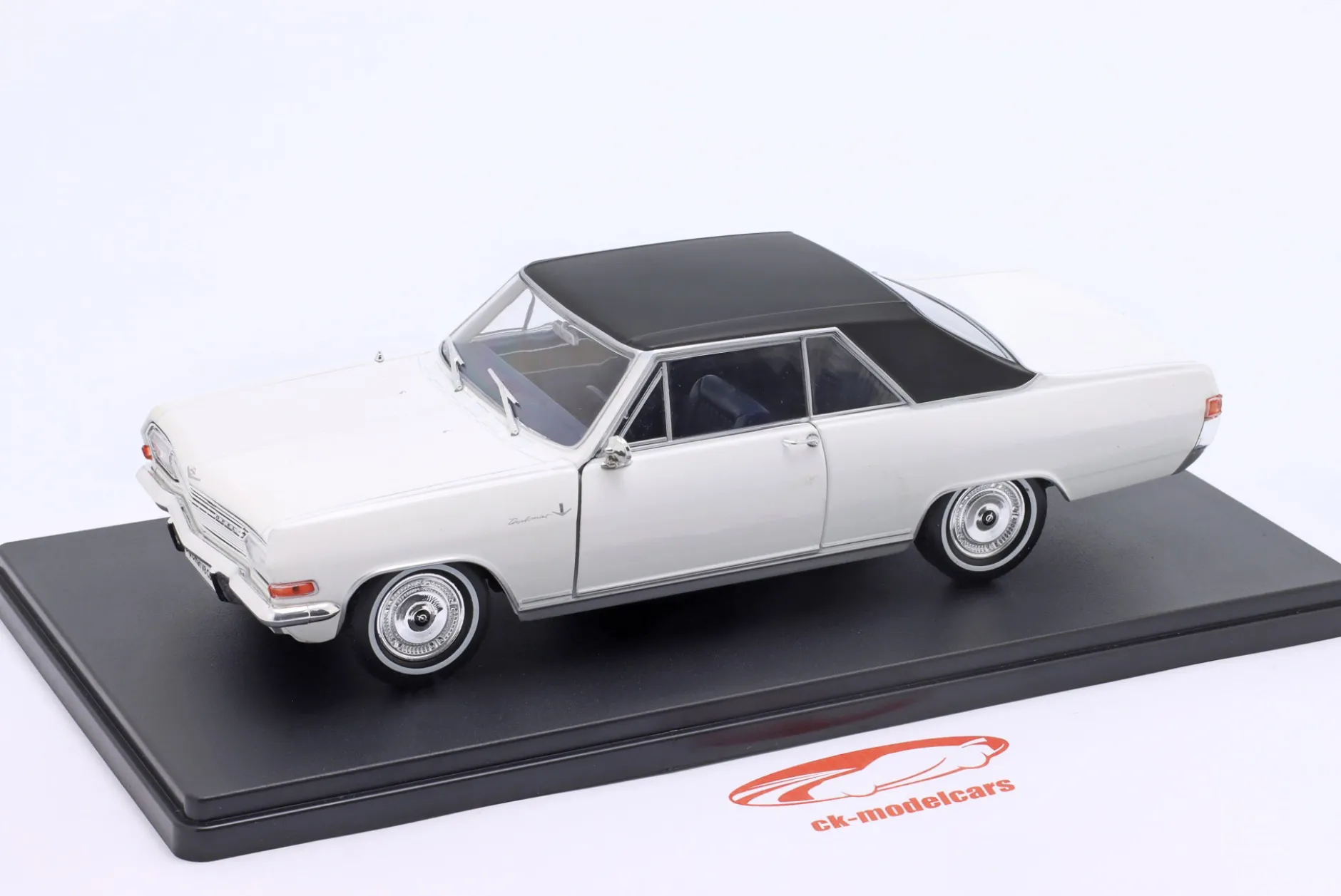 Opel Diplomat V8 Coupe Baujahr 1965 weiß / schwarz 1:24 Hachette