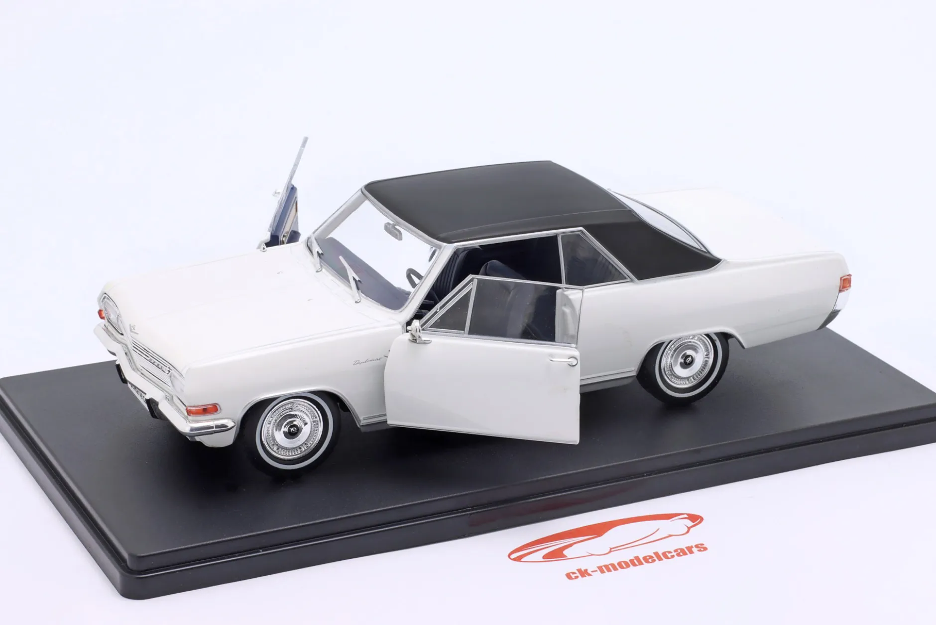 Opel Diplomat V8 Coupe Baujahr 1965 weiß / schwarz 1:24 Hachette
