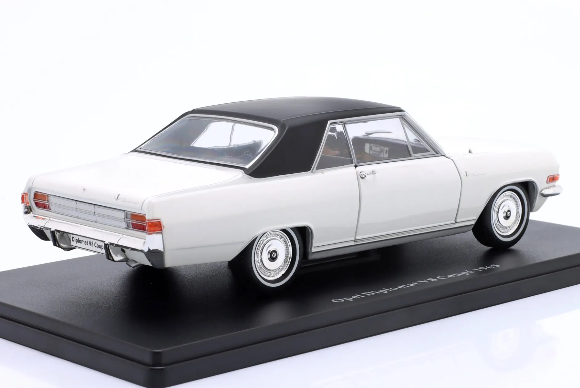 Opel Diplomat V8 Coupe Baujahr 1965 weiß / schwarz 1:24 Hachette