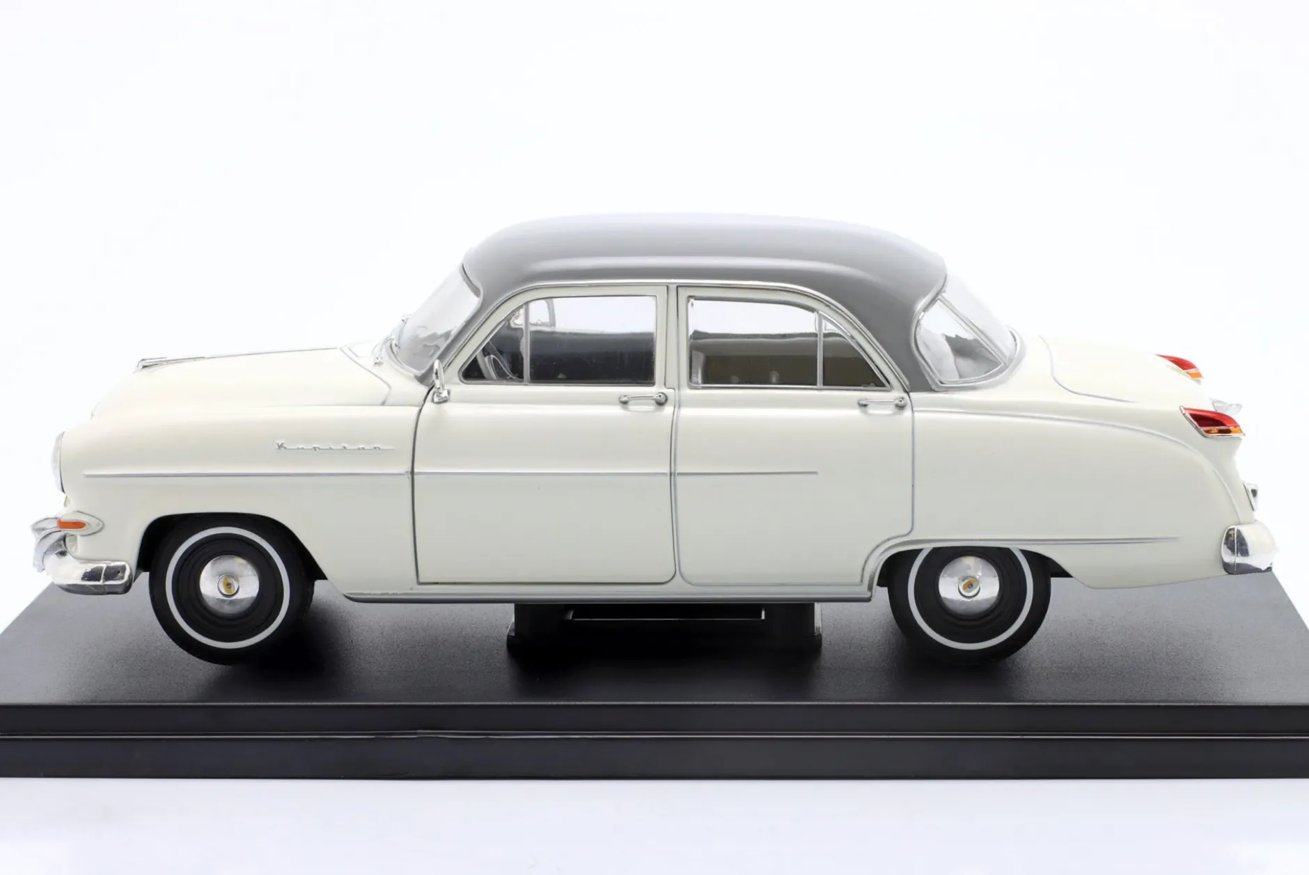 Opel Kapitän Baujahr 1954 weiß / grau 1:24 Hachette