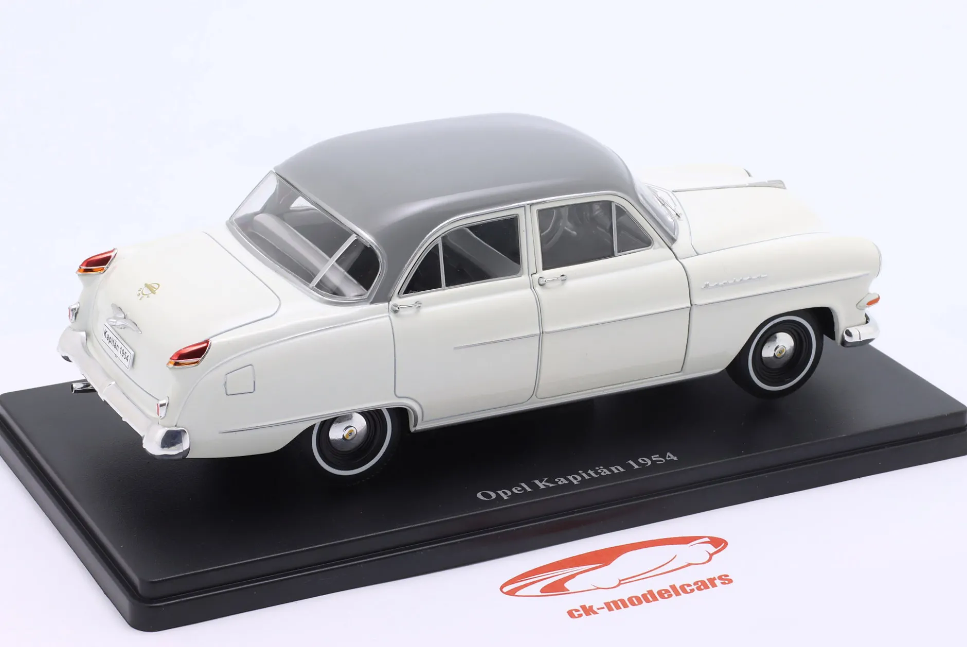 Opel Kapitän Baujahr 1954 weiß / grau 1:24 Hachette