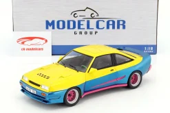Opel Manta B Mattig Film Manta Manta (1991) gelb / blau metallic / rosa 1:18 ModelCar Group