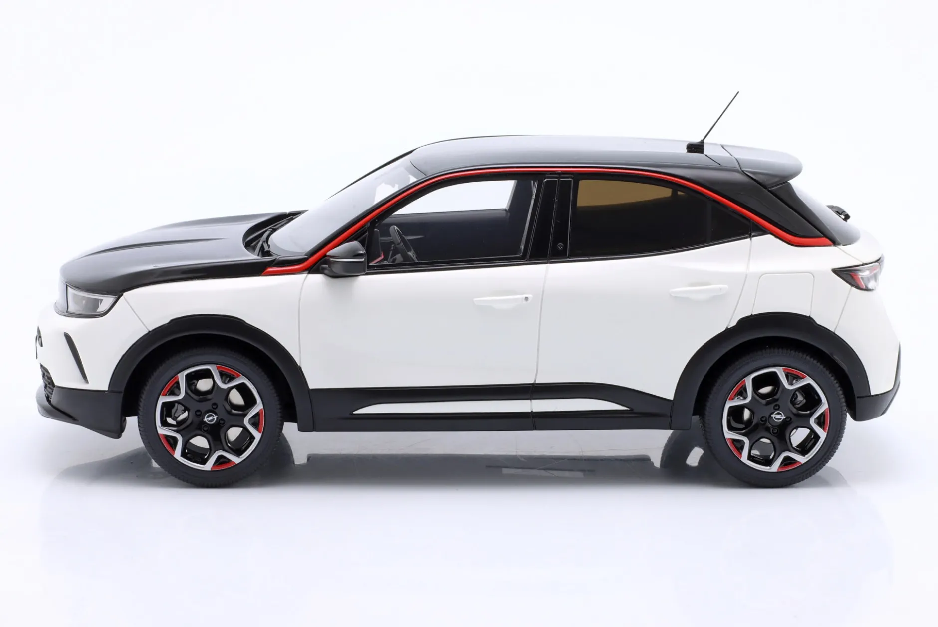 Opel Mokka-E GS Line Baujahr 2021 weiß / schwarz 1:18 OttOmobile