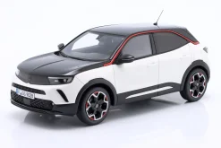 Opel Mokka-E GS Line Baujahr 2021 weiß / schwarz 1:18 OttOmobile