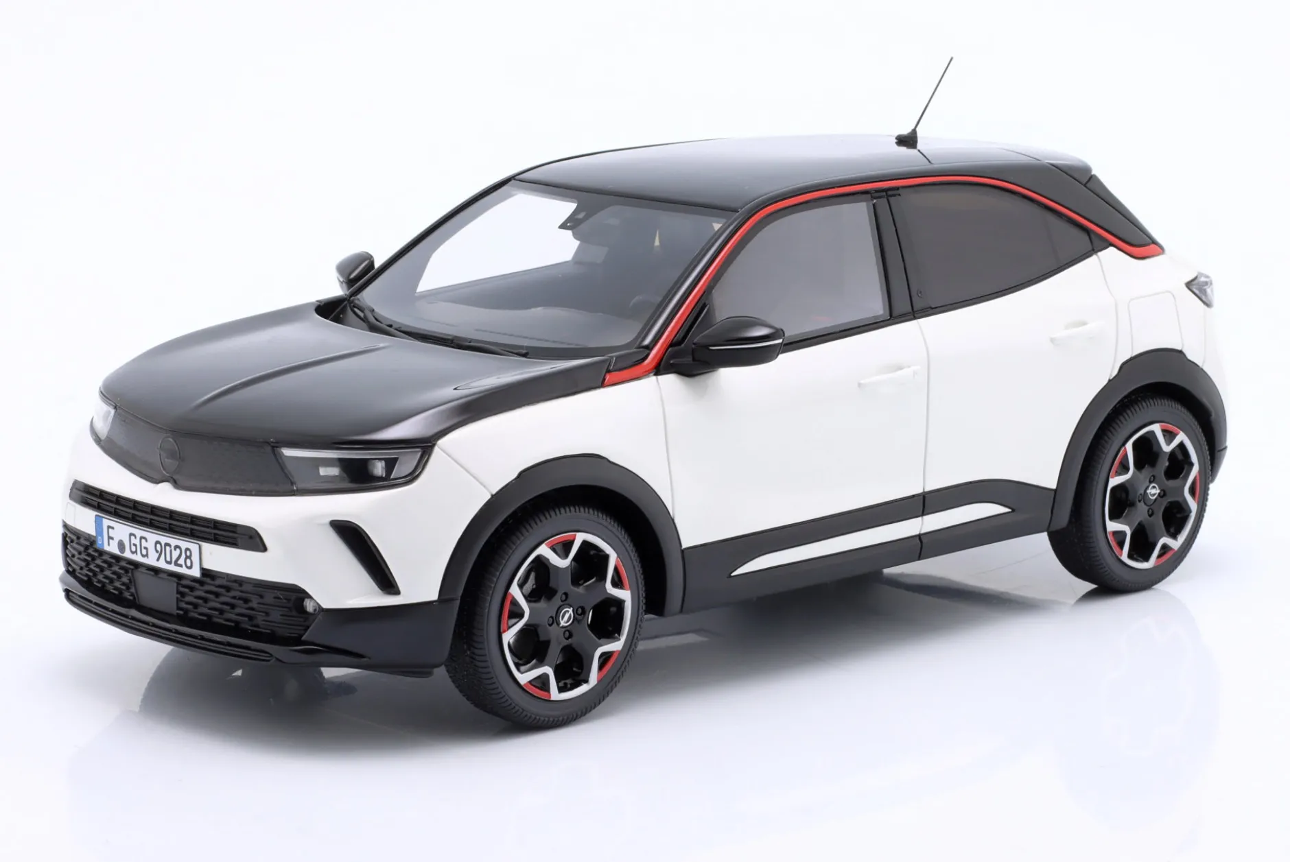 Opel Mokka-E GS Line Baujahr 2021 weiß / schwarz 1:18 OttOmobile