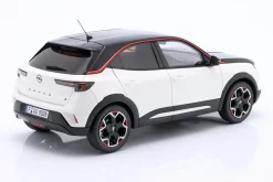 Opel Mokka-E GS Line Baujahr 2021 weiß / schwarz 1:18 OttOmobile