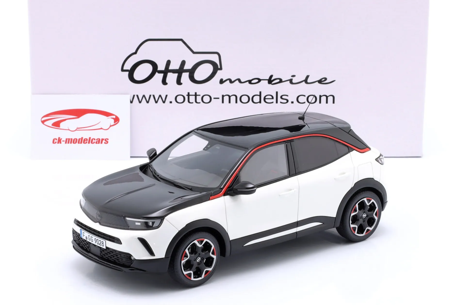 Opel Mokka-E GS Line Baujahr 2021 weiß / schwarz 1:18 OttOmobile