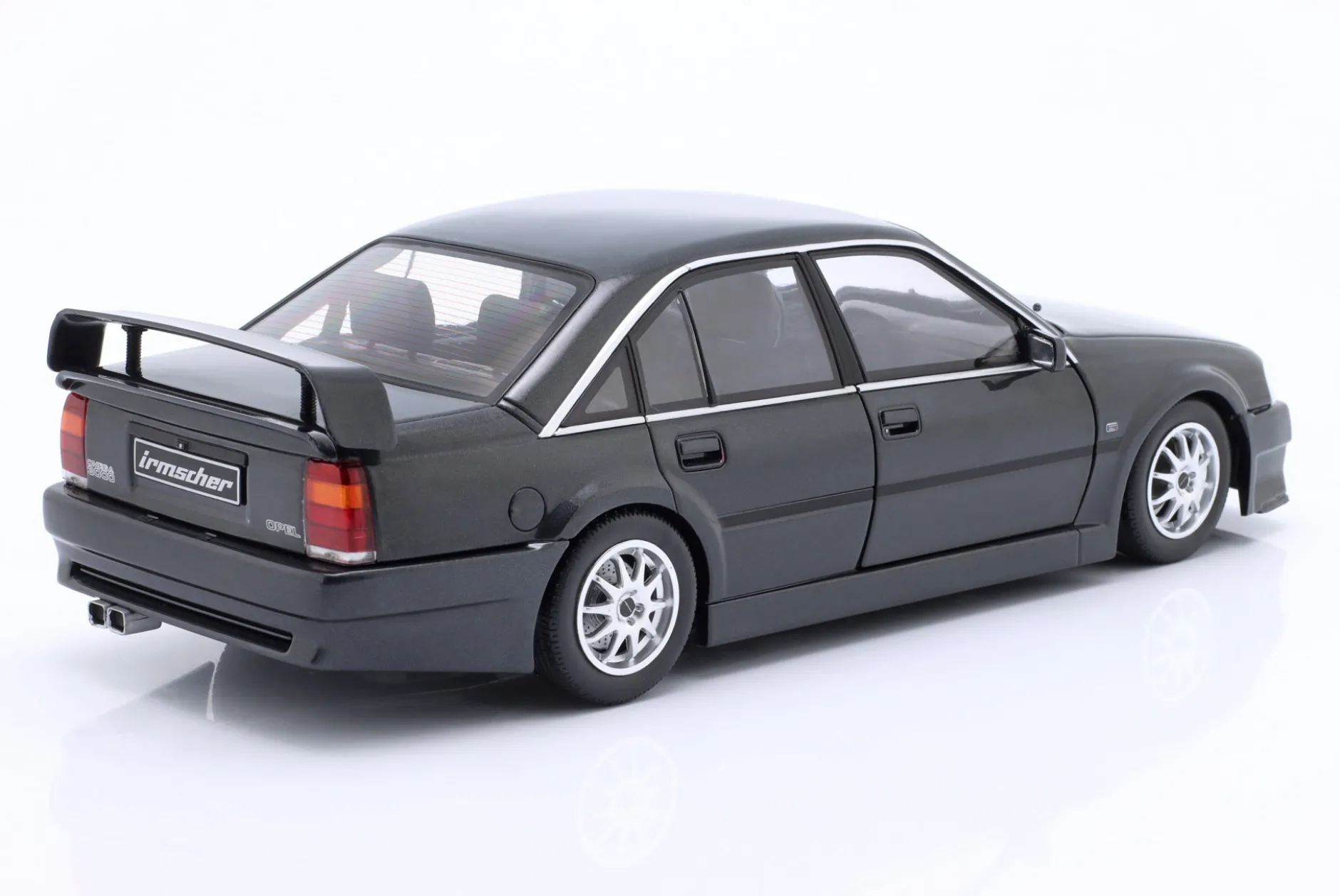 Opel Omega Evo 500 Baujahr 1990 schwarz metallic 1:18 Solido