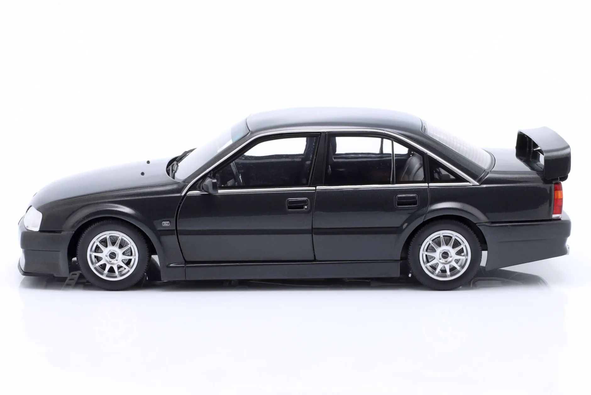 Opel Omega Evo 500 Baujahr 1990 schwarz metallic 1:18 Solido