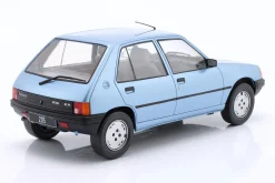 Peugeot 205 Baujahr 1984 hellblau metallic 1:18 ModelCar Group