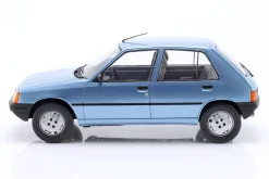 Peugeot 205 Baujahr 1984 hellblau metallic 1:18 ModelCar Group