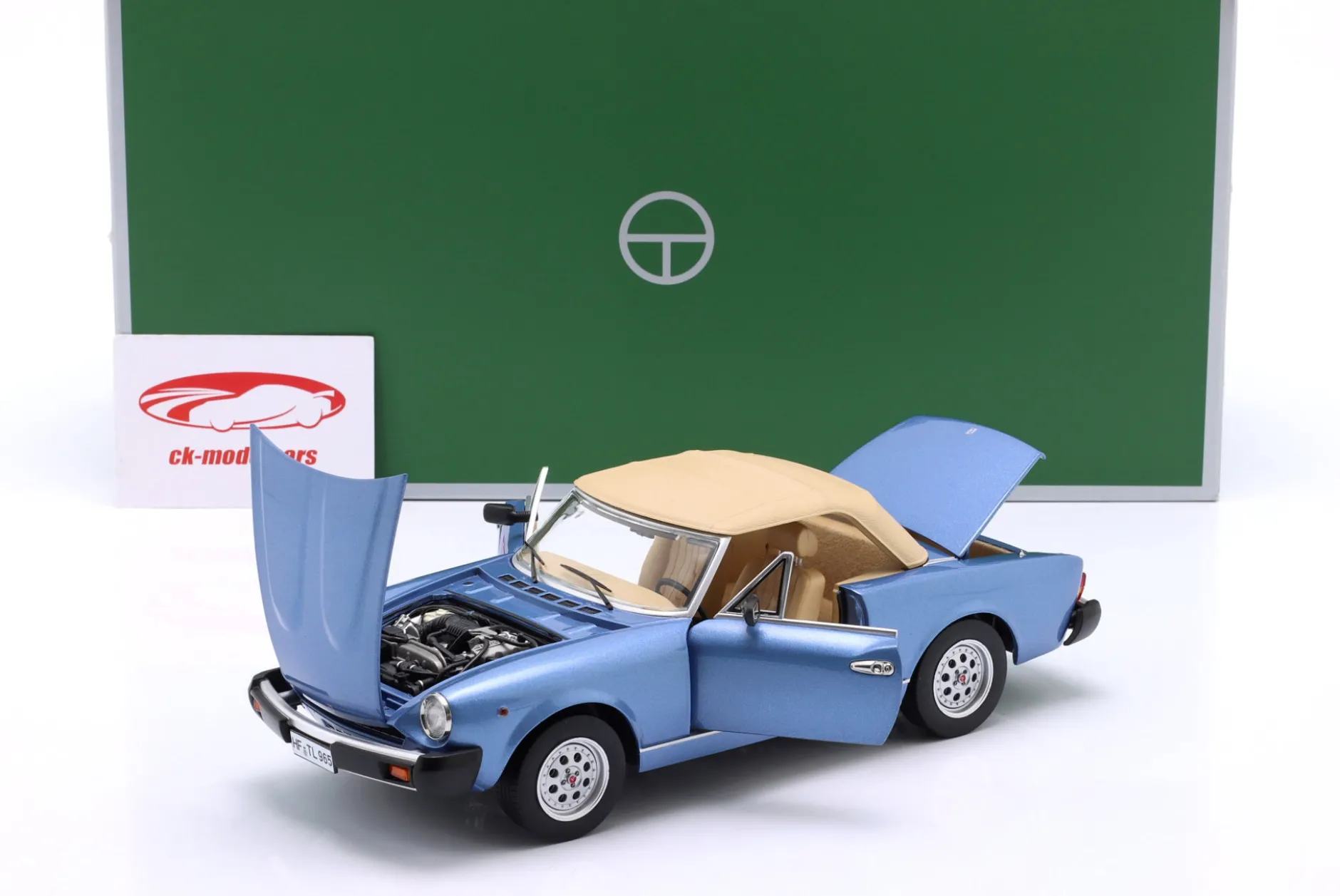 Pininfarina Spidereuropa Baujahr 1982 hellblau 1:18 TOURING