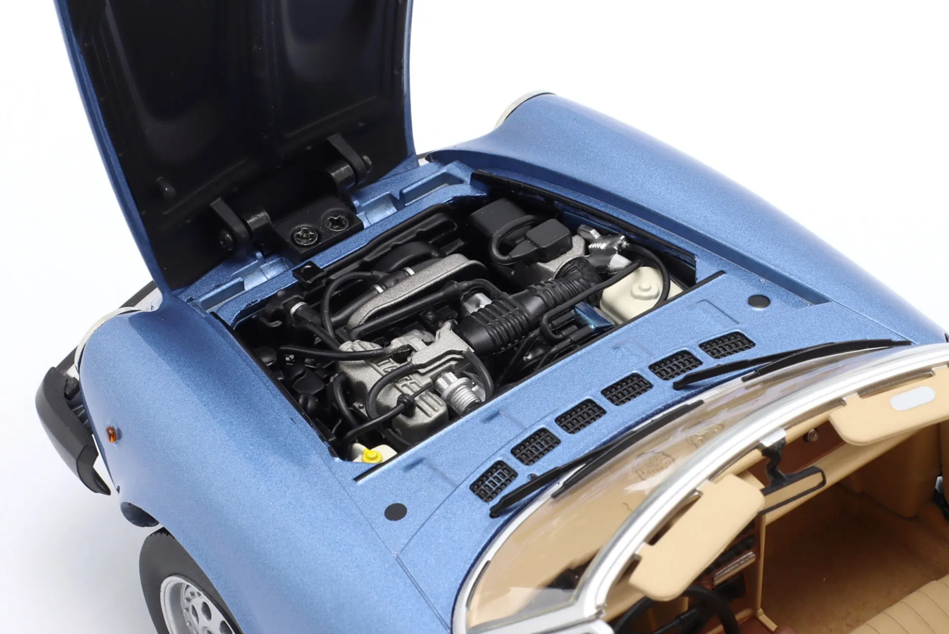 Pininfarina Spidereuropa Baujahr 1982 hellblau 1:18 TOURING