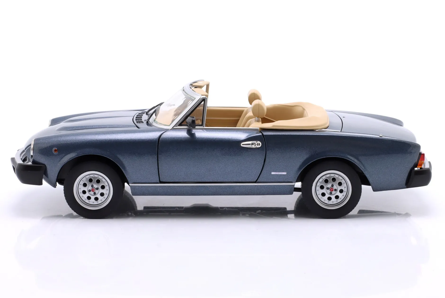 Pininfarina Spidereuropa Baujahr 1982 blau metallic 1:18 TOURING