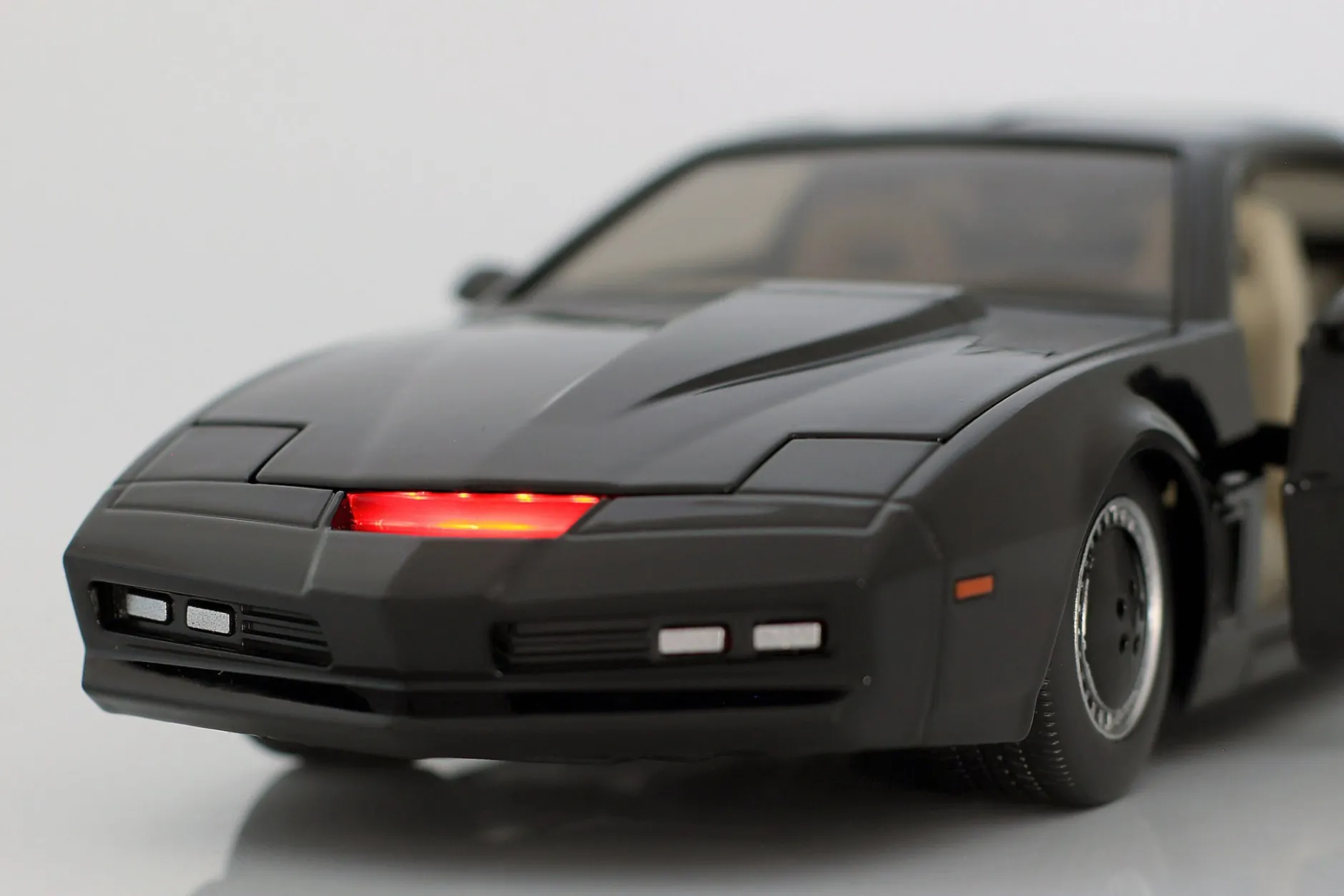Pontiac Firebird K.I.T.T. TV-Serie Knight Rider (1982-1986) schwarz 1:24 Jada Toys