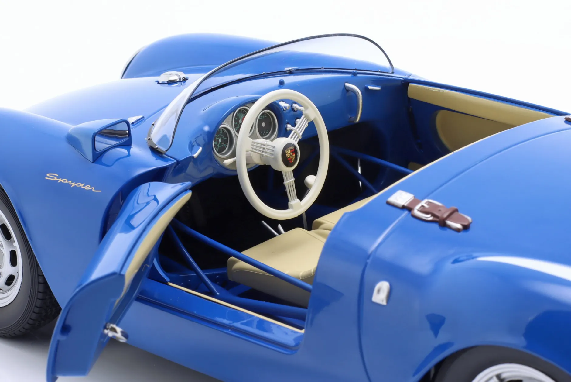 Porsche 550A Spyder Baujahr 1956 blau / weiß 1:12 KK-Scale