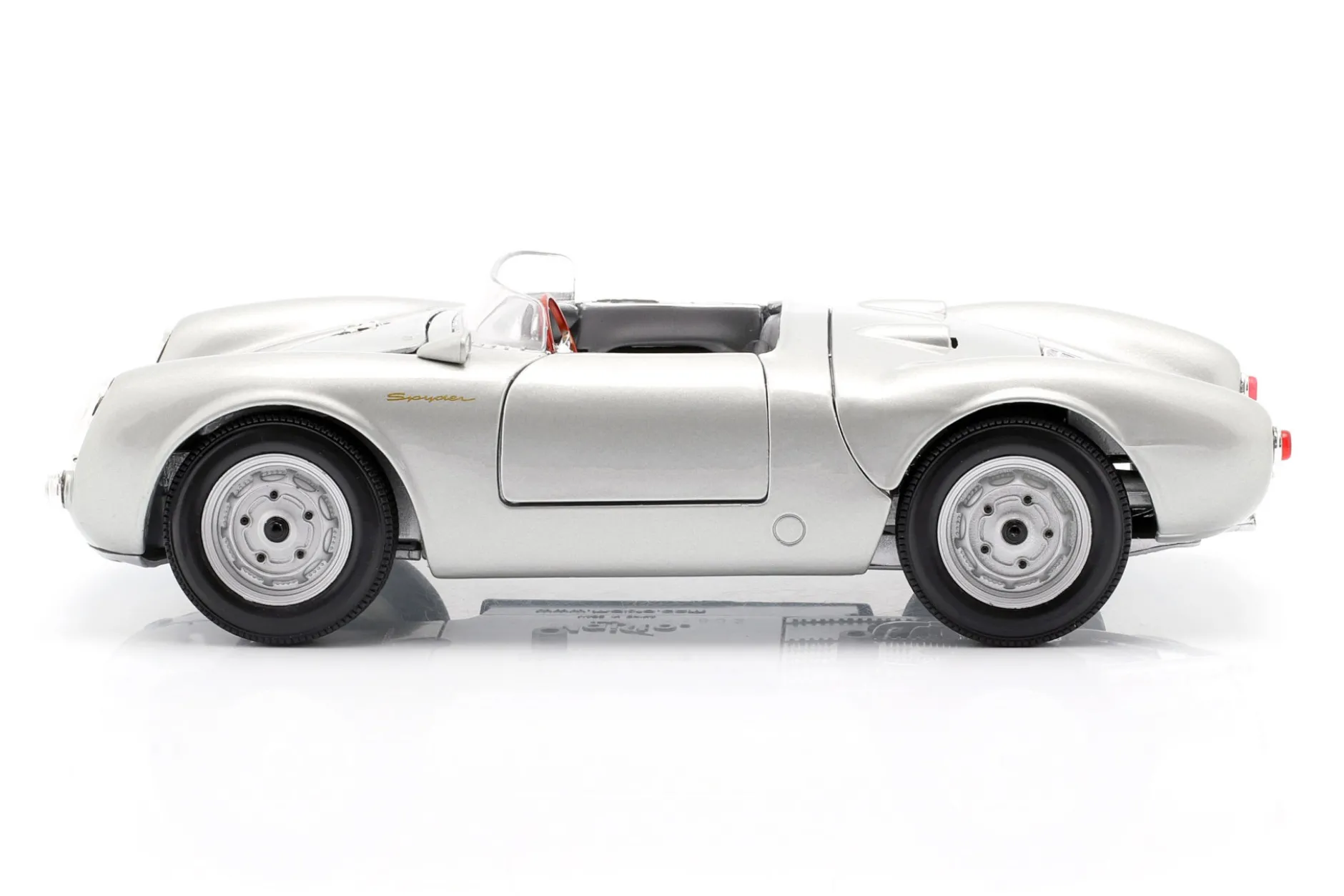 Porsche 550 A Spyder Baujahr 1950 silber 1:18 Maisto