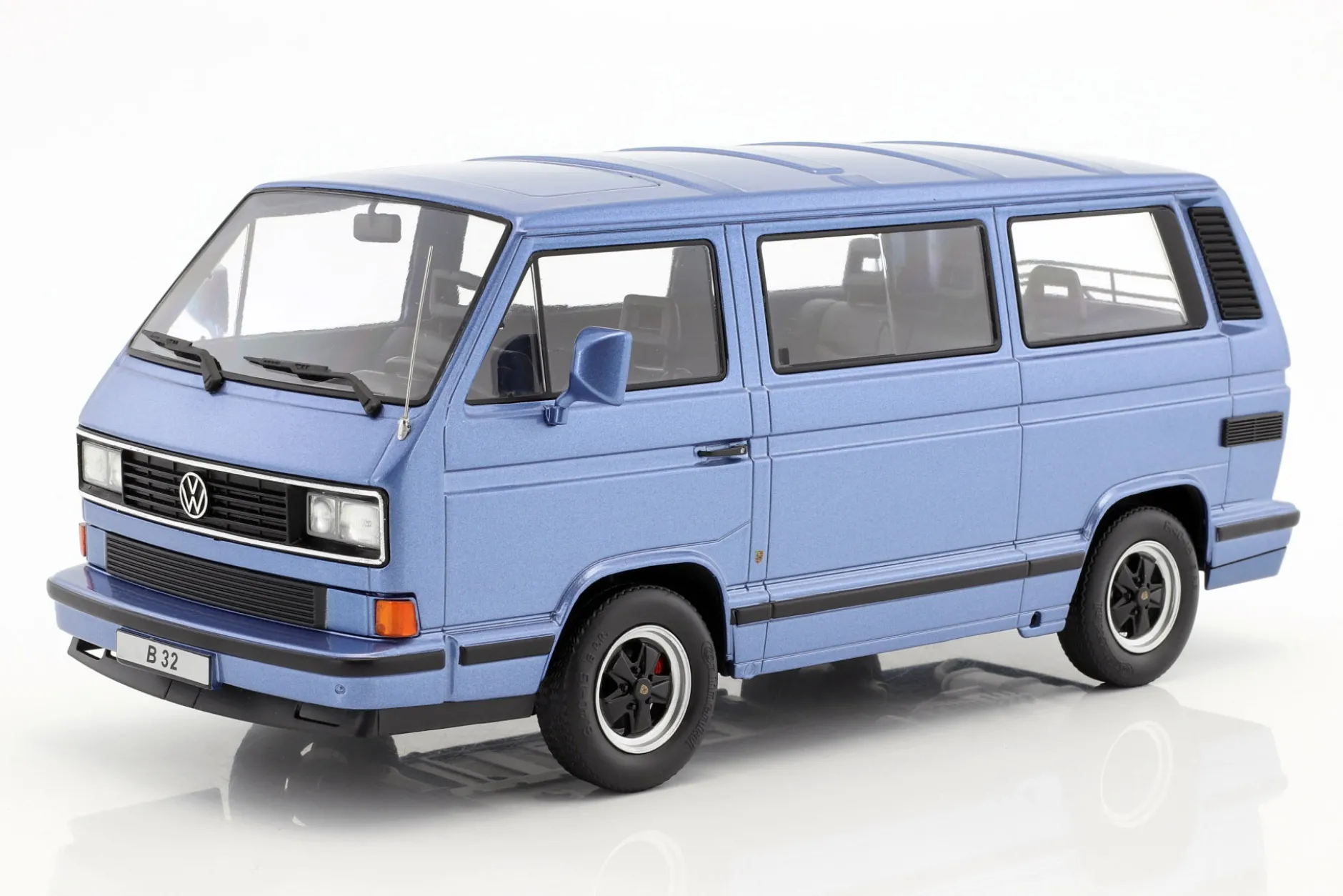 Porsche B32 auf Basis Volkswagen VW T3 Bus Baujahr 1984 hellblau metallic 1:18 KK-Scale