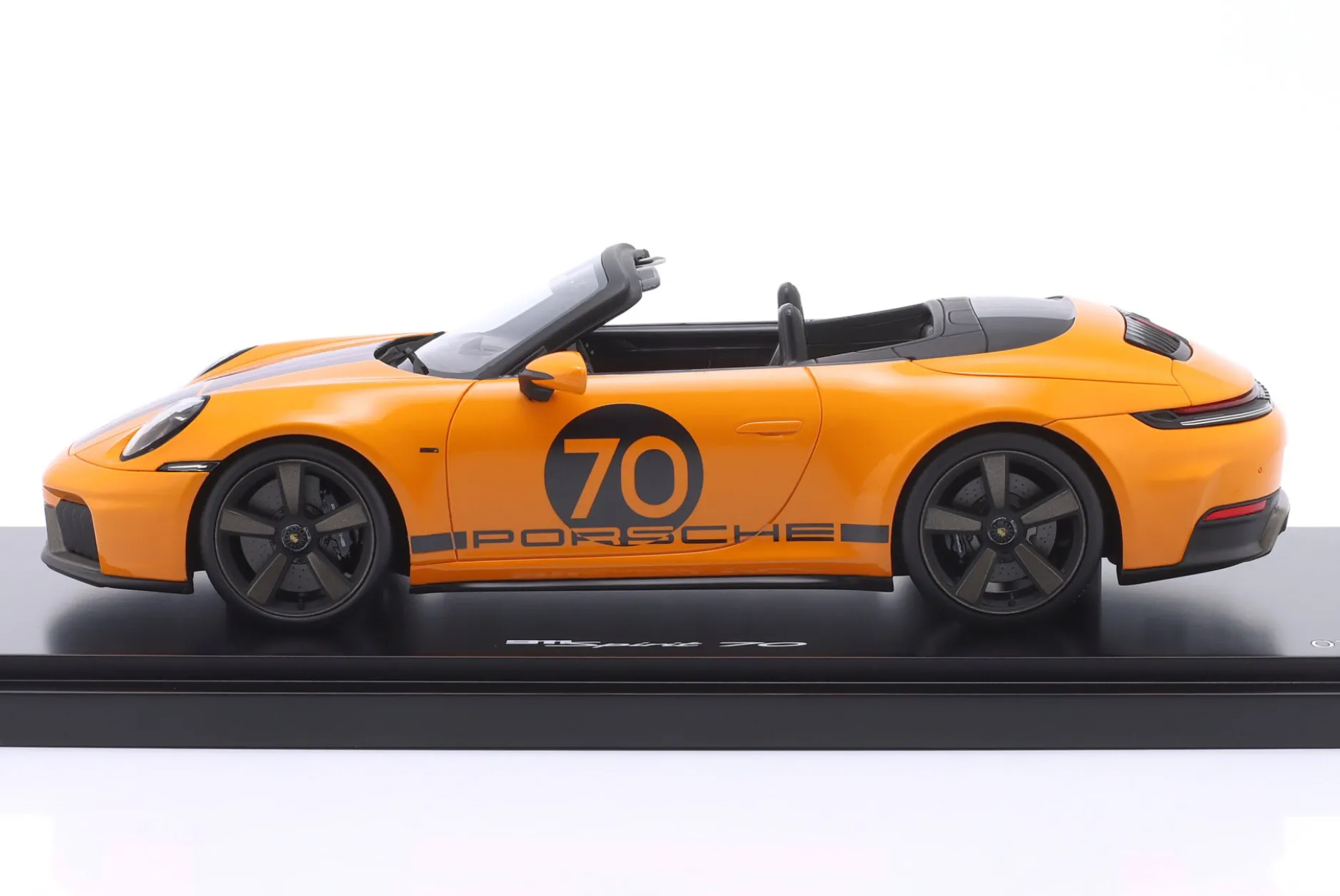 Porsche 911 (992.2) Cabriolet Spirit 70 Baujahr 2025 signalorange 1:18 Spark