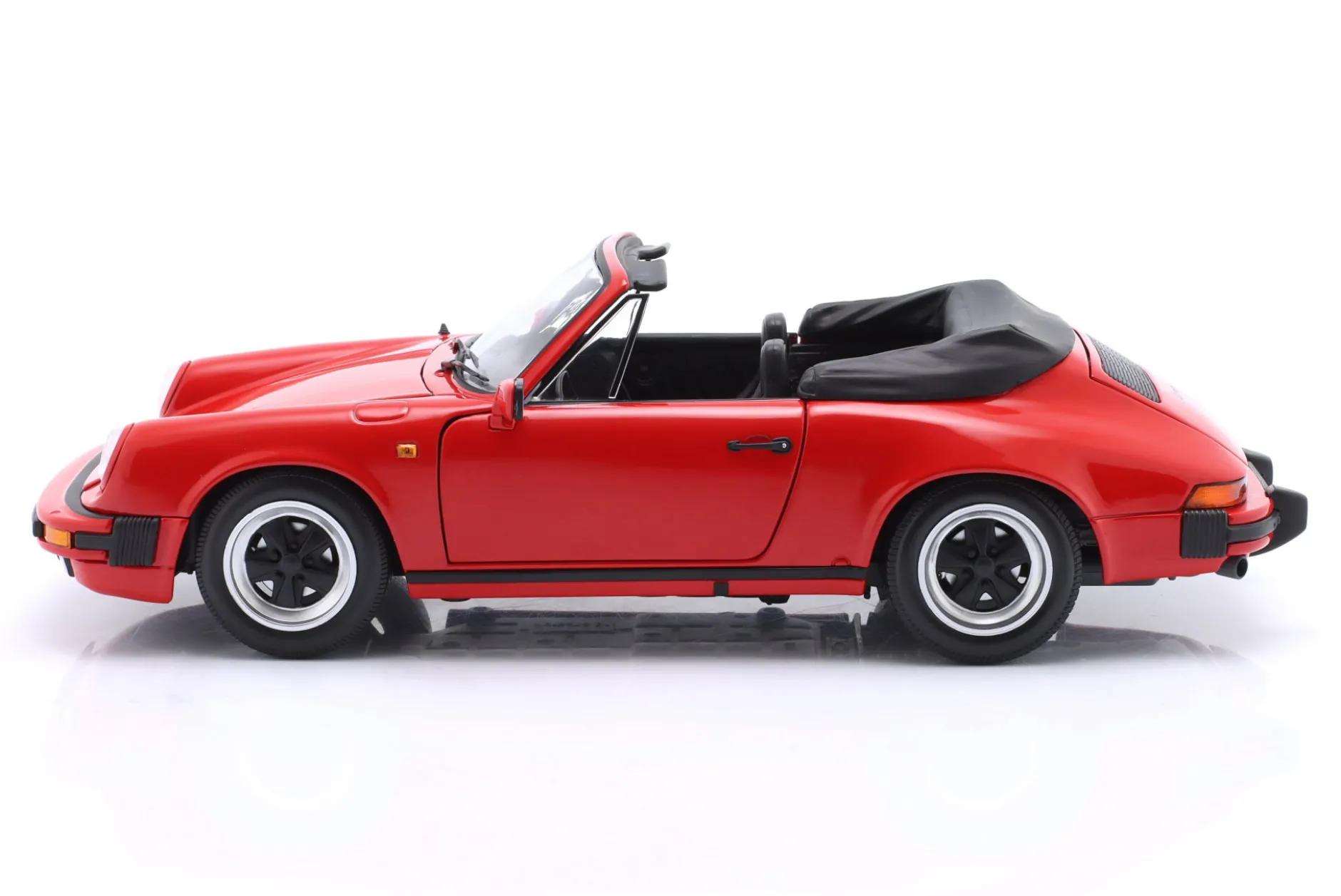 Porsche 911 Carrera Cabriolet 3.2 Baujahr 1983 rot 1:18 Minichamps