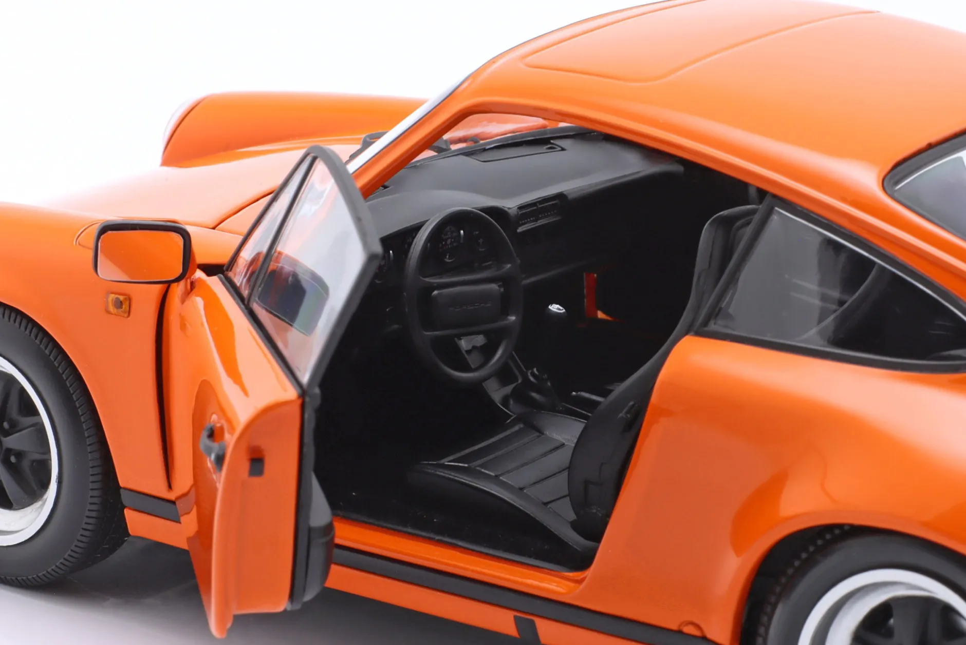 Porsche 911 Carrera Coupe 3.2 Baujahr 1983 orange 1:18 Minichamps