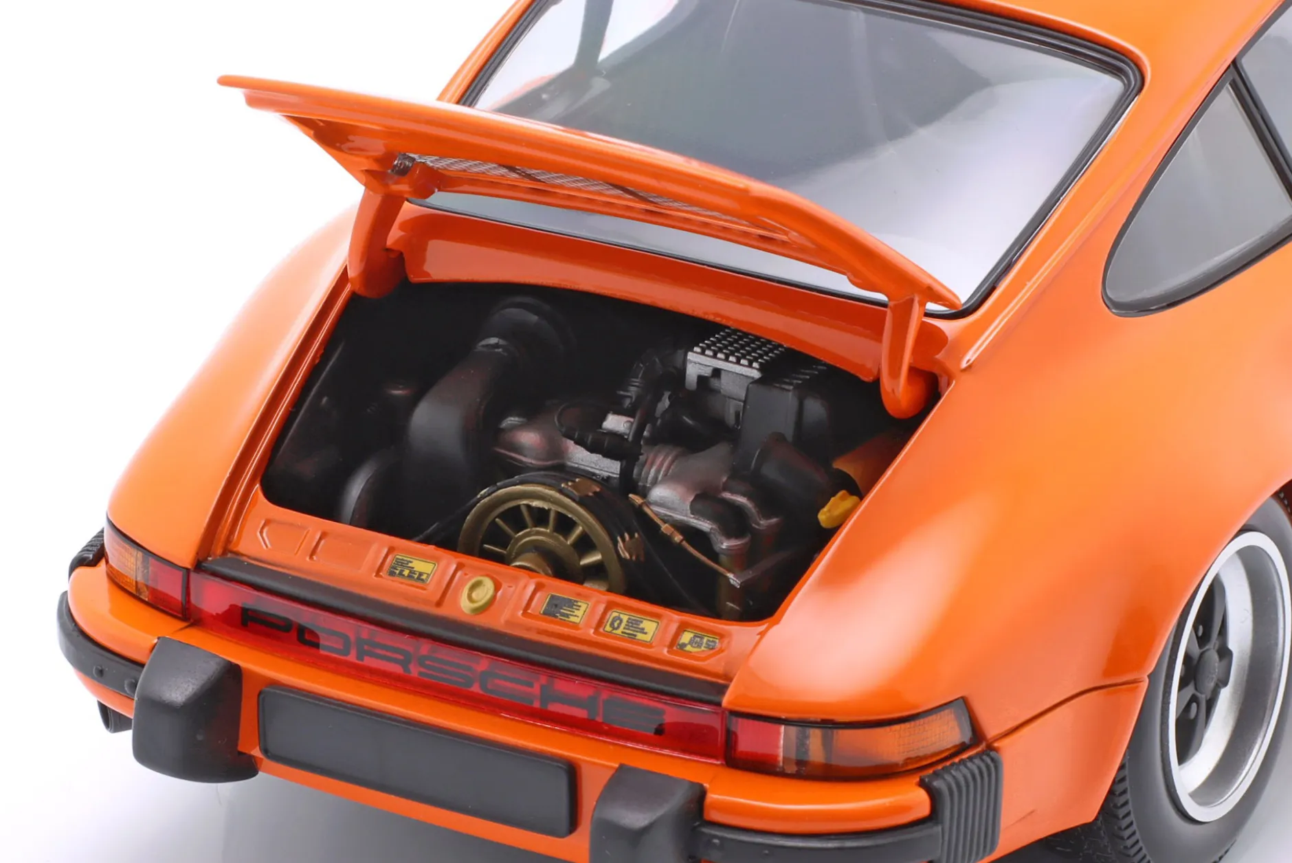 Porsche 911 Carrera Coupe 3.2 Baujahr 1983 orange 1:18 Minichamps