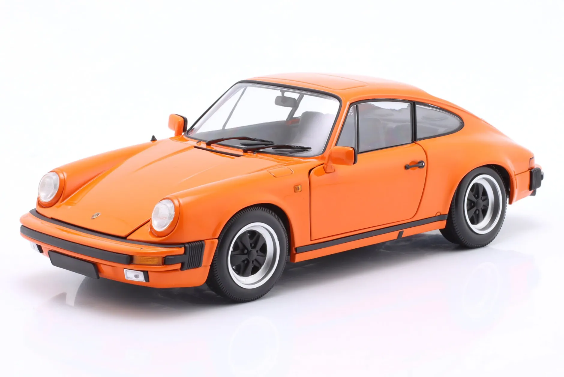 Porsche 911 Carrera Coupe 3.2 Baujahr 1983 orange 1:18 Minichamps
