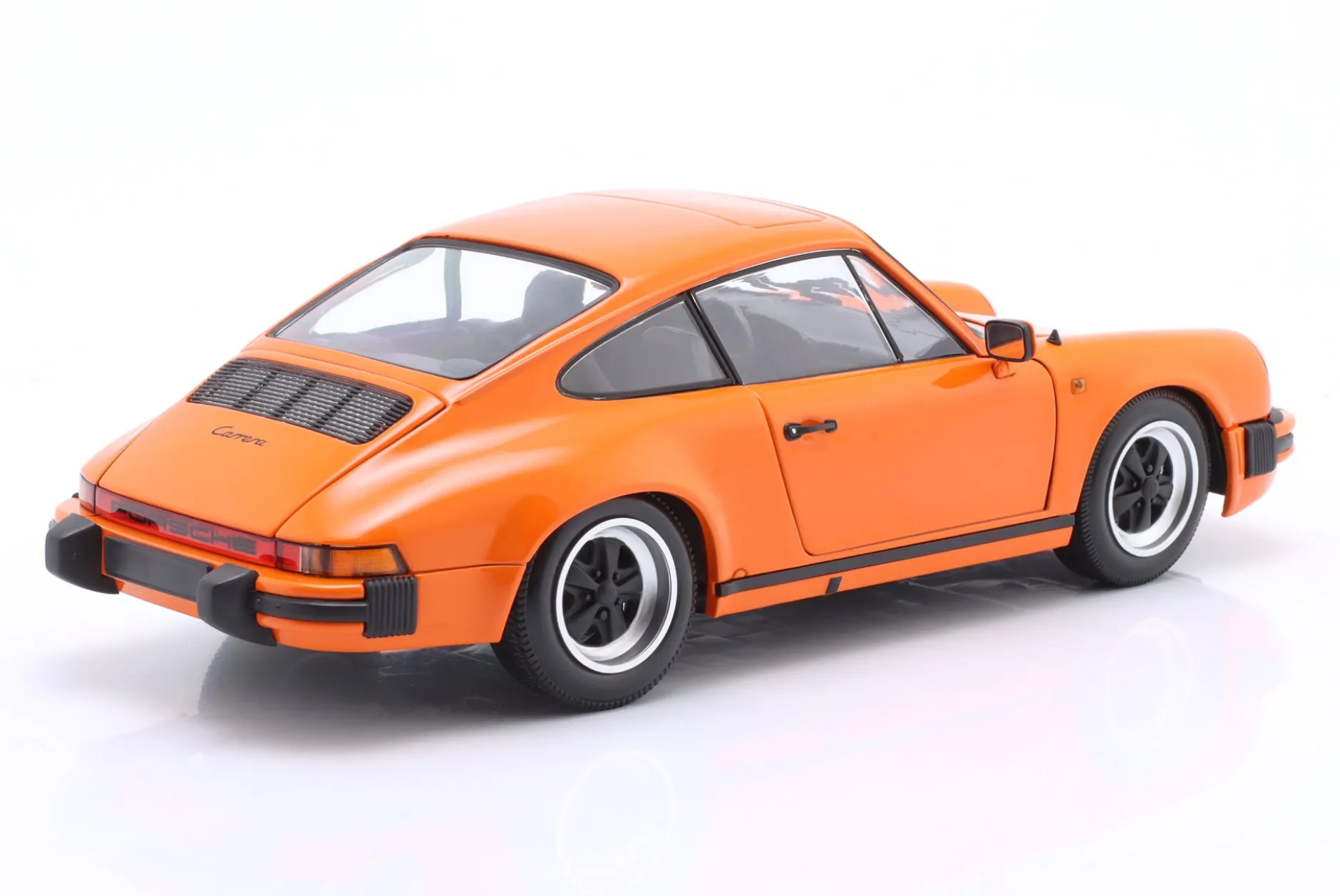 Porsche 911 Carrera Coupe 3.2 Baujahr 1983 orange 1:18 Minichamps