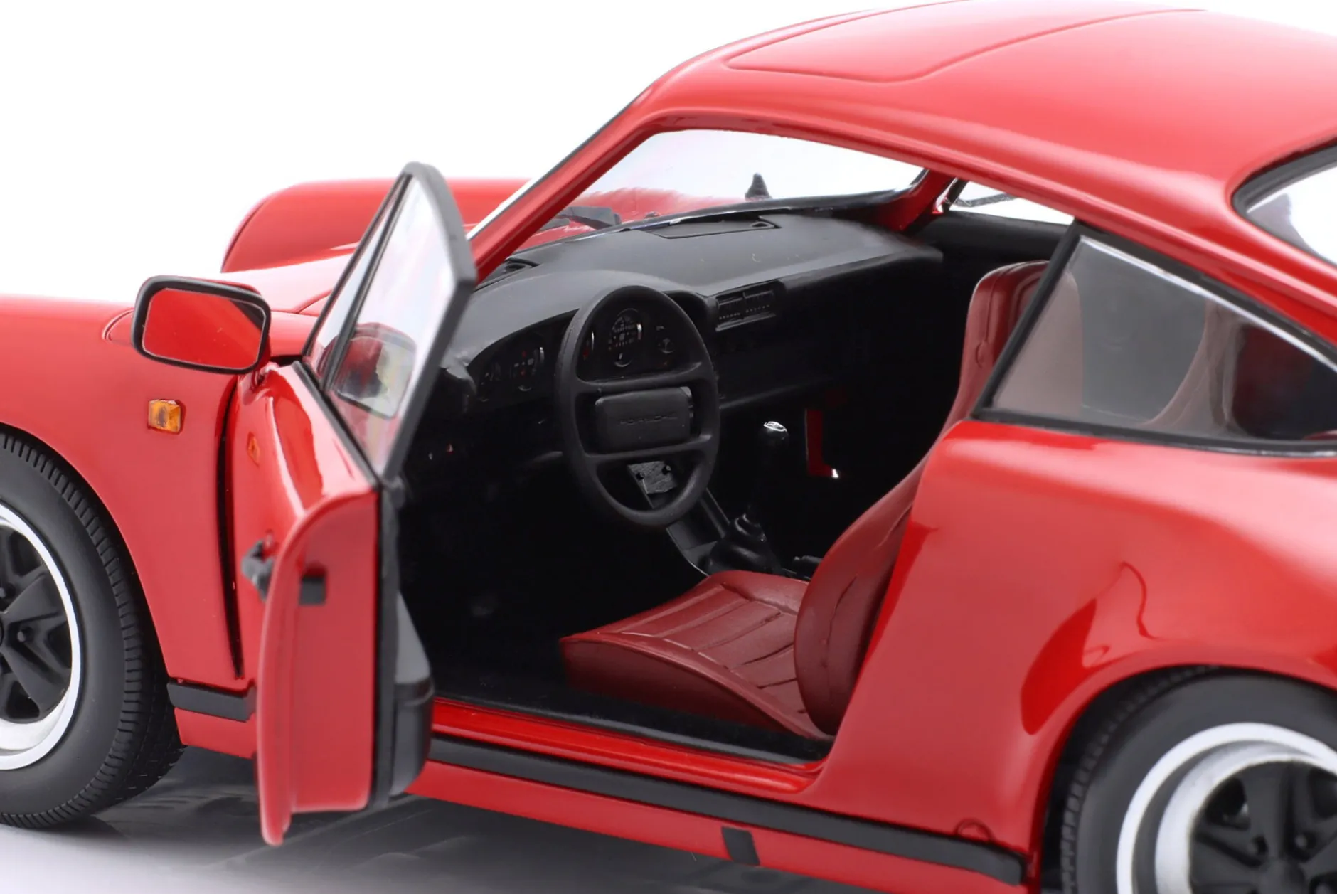 Porsche 911 Carrera Coupe 3.2 Baujahr 1983 rot 1:18 Minichamps