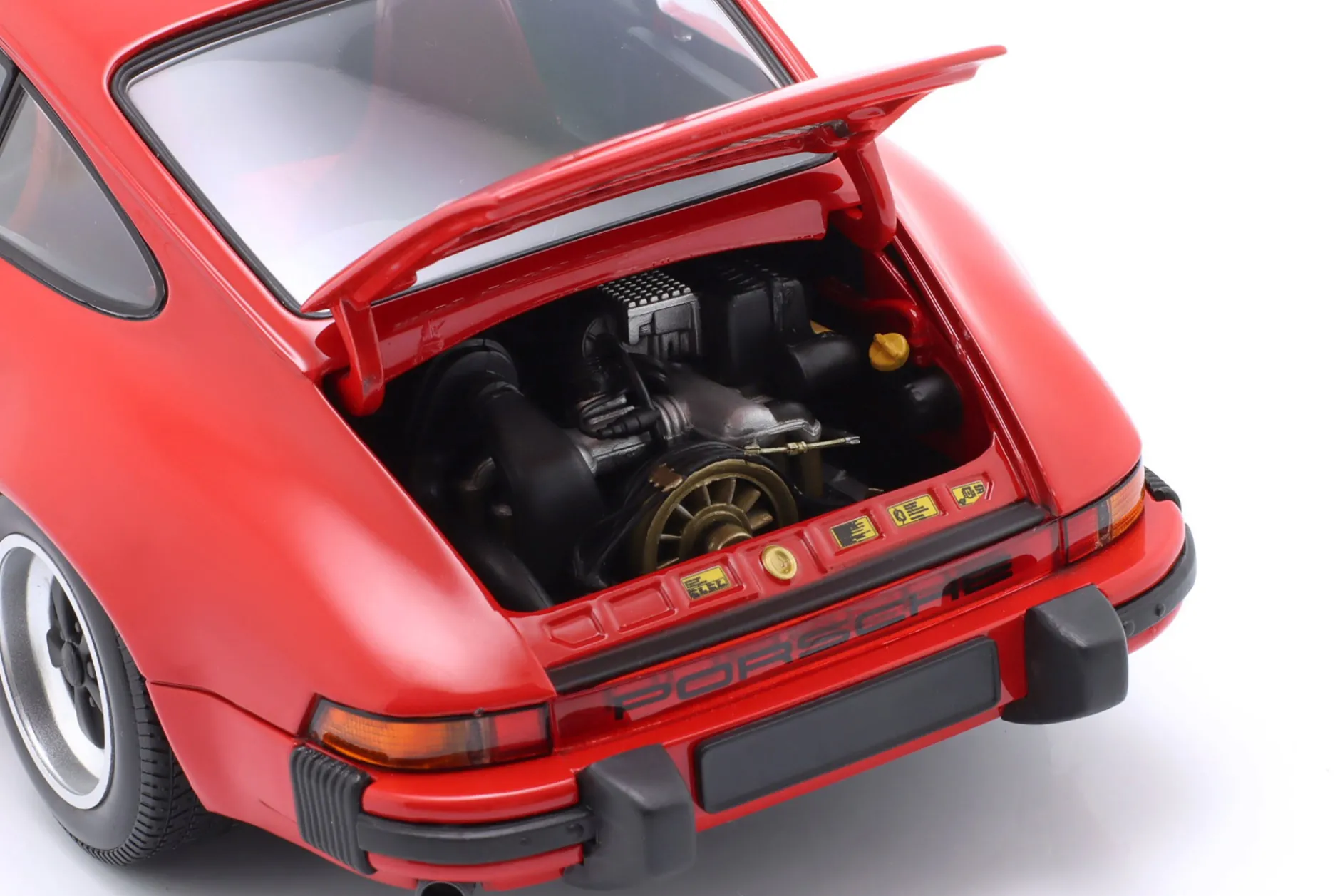Porsche 911 Carrera Coupe 3.2 Baujahr 1983 rot 1:18 Minichamps