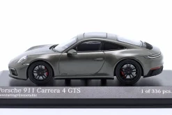 Porsche 911 (992) Carrera 4 GTS 2021 aventuringrün metallic 1:43 Minichamps